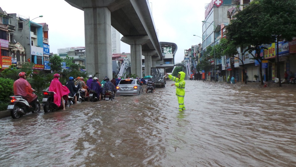 H&agrave; Nội: Mưa lớn, người d&acirc;n b&igrave; b&otilde;m tr&ecirc;n nhiều tuyến phố biến th&agrave;nh s&ocirc;ng - Ảnh 16.