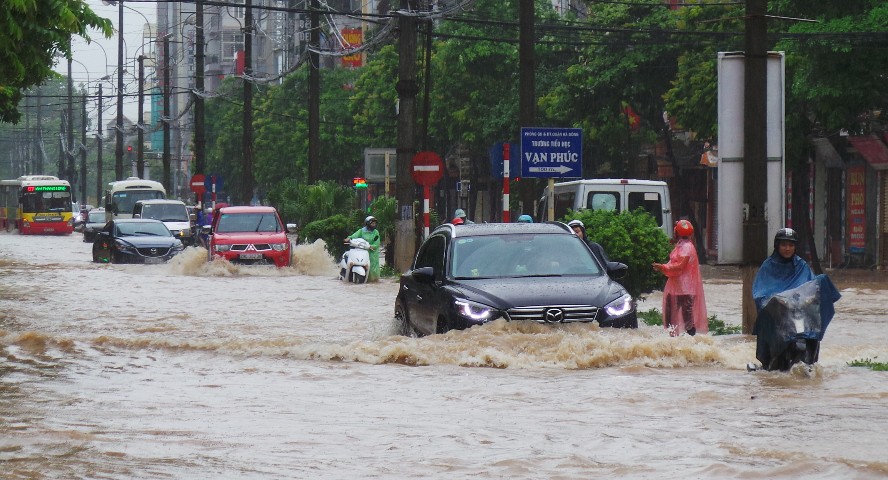 H&agrave; Nội: Mưa lớn, người d&acirc;n b&igrave; b&otilde;m tr&ecirc;n nhiều tuyến phố biến th&agrave;nh s&ocirc;ng - Ảnh 17.