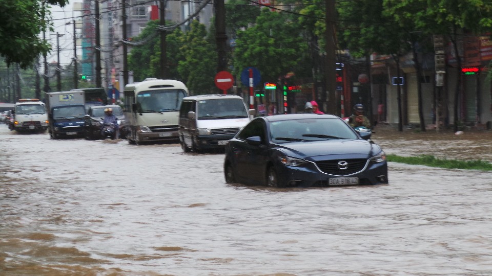 H&agrave; Nội: Mưa lớn, người d&acirc;n b&igrave; b&otilde;m tr&ecirc;n nhiều tuyến phố biến th&agrave;nh s&ocirc;ng - Ảnh 18.