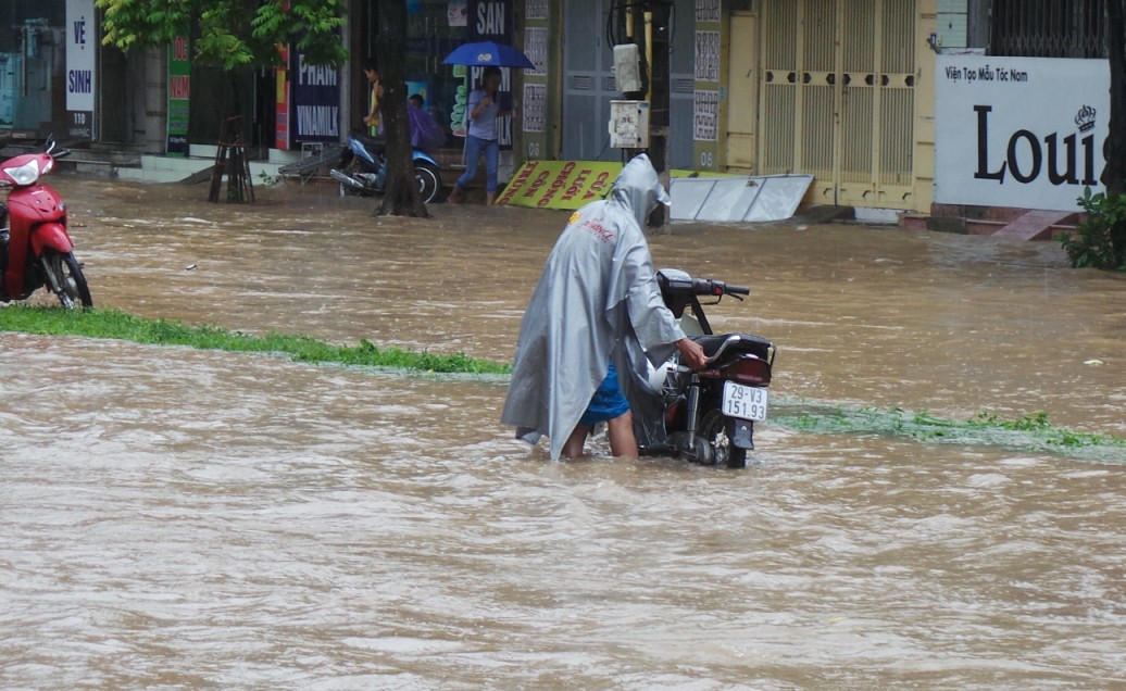 H&agrave; Nội: Mưa lớn, người d&acirc;n b&igrave; b&otilde;m tr&ecirc;n nhiều tuyến phố biến th&agrave;nh s&ocirc;ng - Ảnh 19.