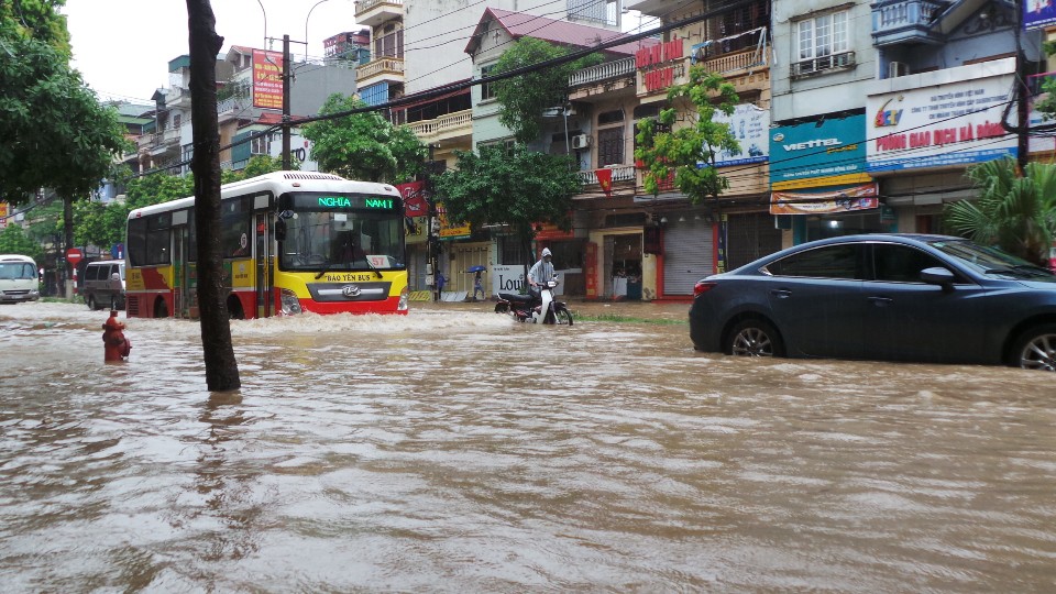Hà Nội: Mưa lớn, người dân "bì bõm" trên nhiều tuyến phố biến thành sông