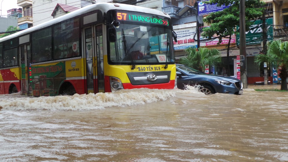 H&agrave; Nội: Mưa lớn, người d&acirc;n b&igrave; b&otilde;m tr&ecirc;n nhiều tuyến phố biến th&agrave;nh s&ocirc;ng - Ảnh 21.