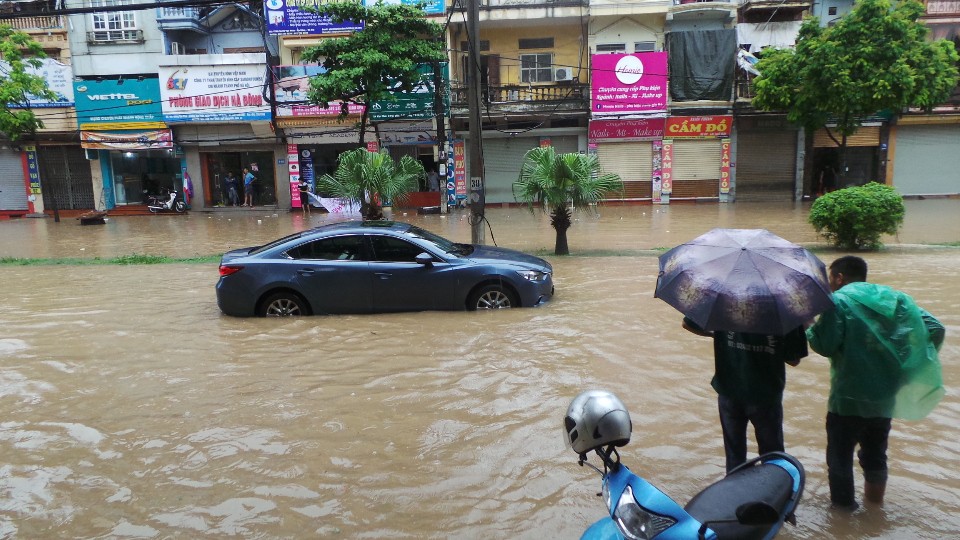 H&agrave; Nội: Mưa lớn, người d&acirc;n b&igrave; b&otilde;m tr&ecirc;n nhiều tuyến phố biến th&agrave;nh s&ocirc;ng - Ảnh 22.