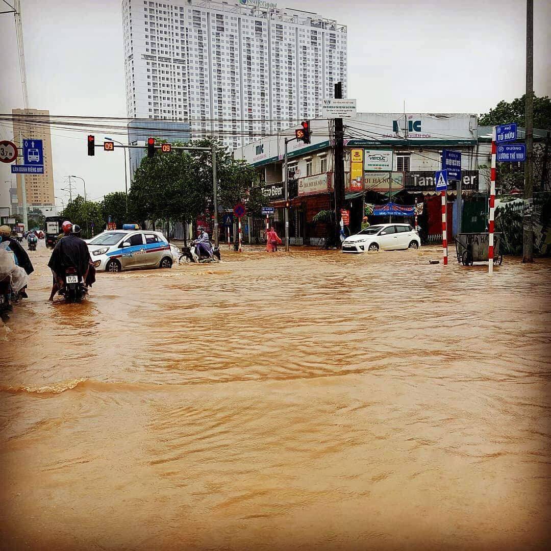 H&agrave; Nội: Mưa lớn, người d&acirc;n b&igrave; b&otilde;m tr&ecirc;n nhiều tuyến phố biến th&agrave;nh s&ocirc;ng - Ảnh 6.