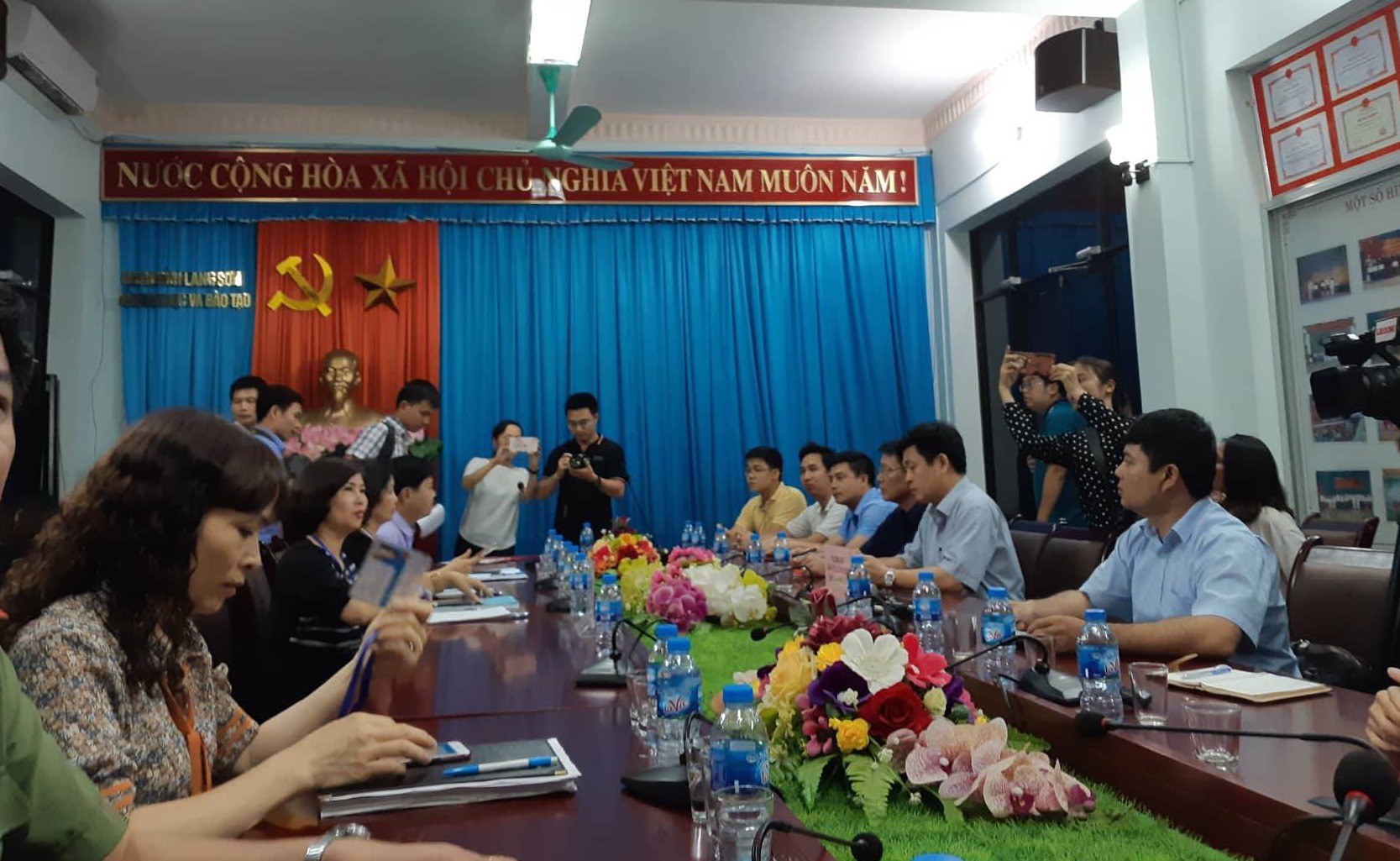Họp báo chóng vánh về kiểm tra điểm thi ở Lạng Sơn: Không có dấu hiệu bất thường - Ảnh 4.