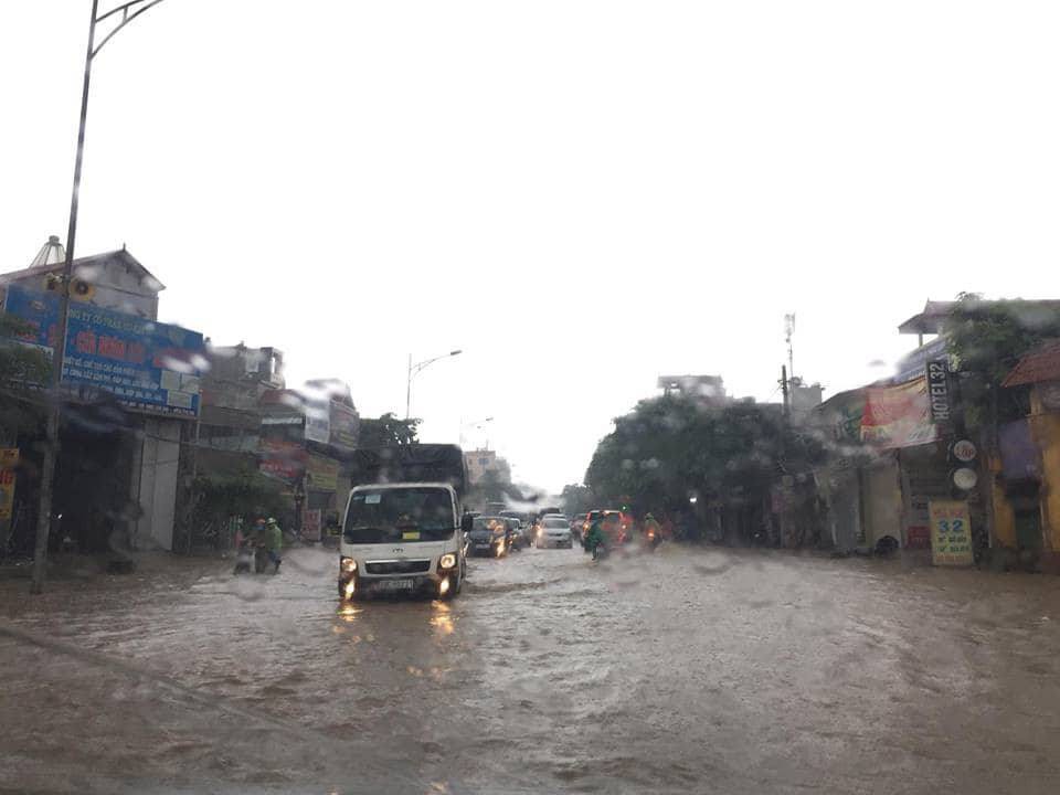 H&agrave; Nội: Mưa lớn, người d&acirc;n b&igrave; b&otilde;m tr&ecirc;n nhiều tuyến phố biến th&agrave;nh s&ocirc;ng - Ảnh 7.