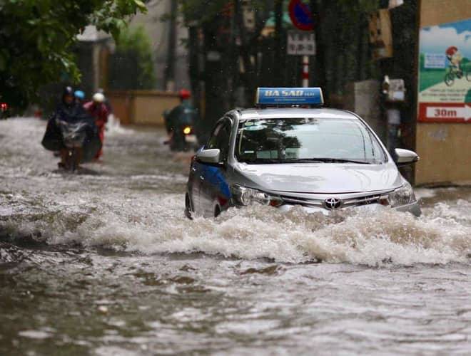 H&agrave; Nội: Mưa lớn, người d&acirc;n b&igrave; b&otilde;m tr&ecirc;n nhiều tuyến phố biến th&agrave;nh s&ocirc;ng - Ảnh 3.