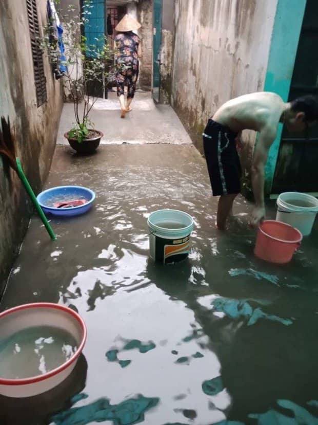 H&agrave; Nội: Mưa lớn, người d&acirc;n b&igrave; b&otilde;m tr&ecirc;n nhiều tuyến phố biến th&agrave;nh s&ocirc;ng - Ảnh 4.