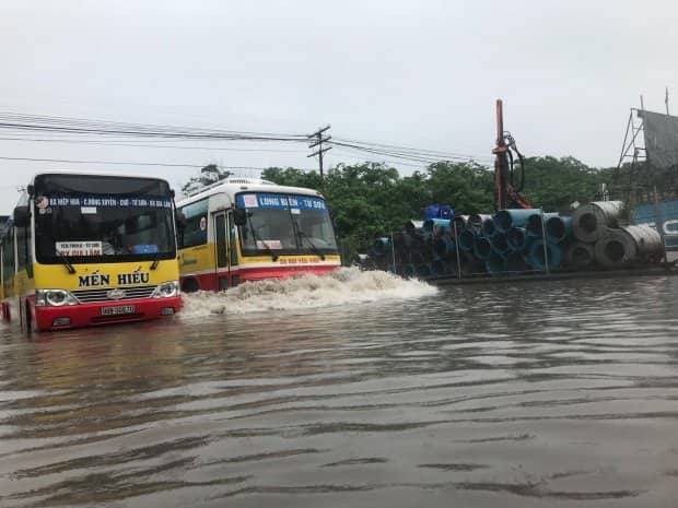H&agrave; Nội: Mưa lớn, người d&acirc;n b&igrave; b&otilde;m tr&ecirc;n nhiều tuyến phố biến th&agrave;nh s&ocirc;ng - Ảnh 5.