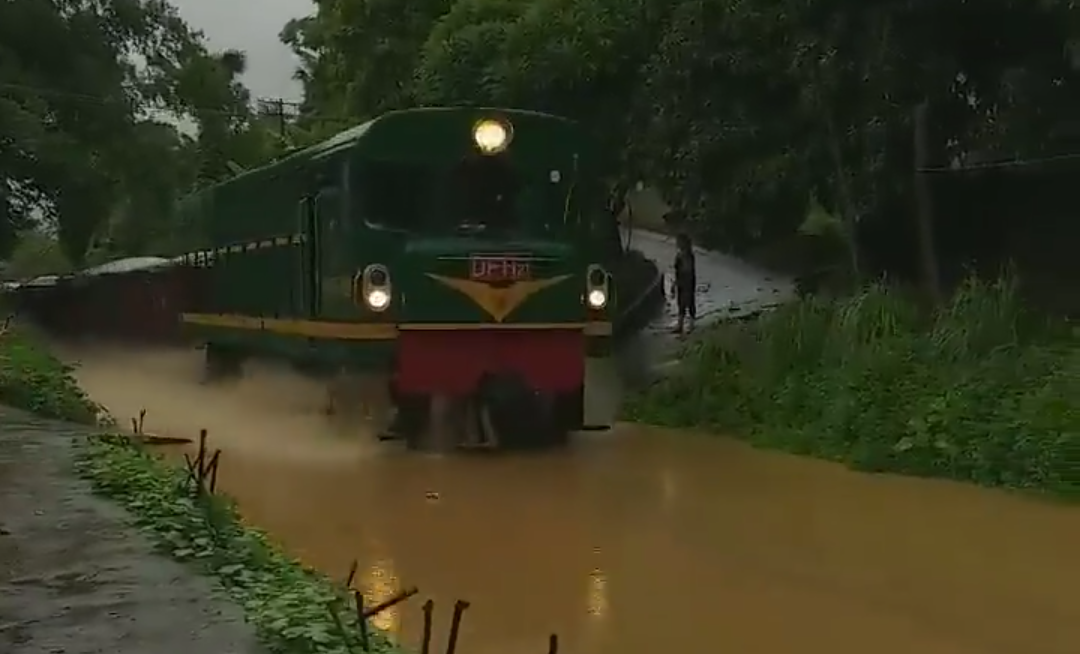 Sửng sốt ngỡ đoàn tàu hỏa lao vun vút trên sông