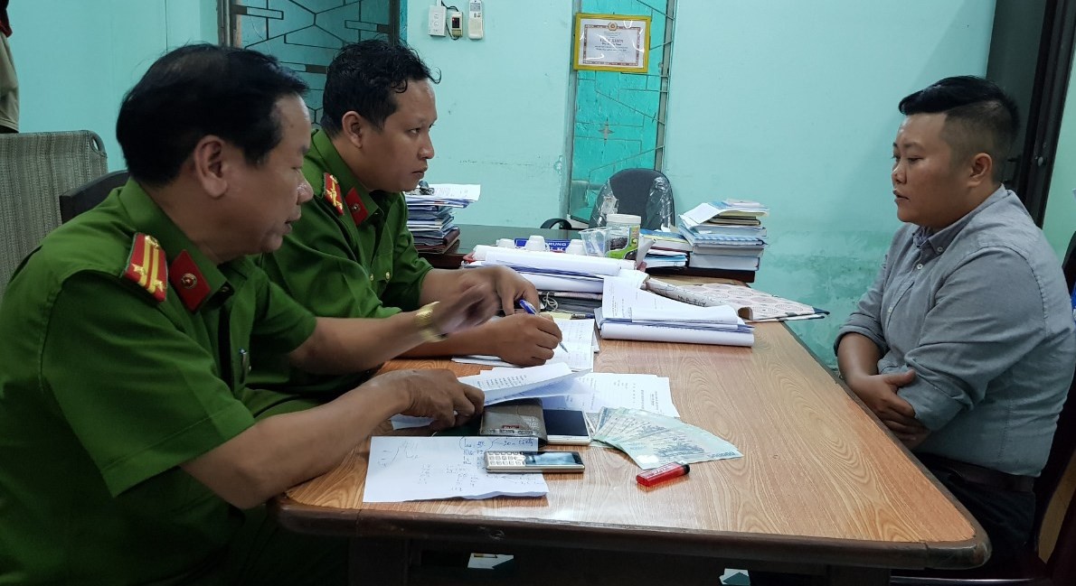 Bắt quả tang c&aacute;c đối tượng đồng t&iacute;nh tống tiền người H&agrave;n Quốc - Ảnh 1.
