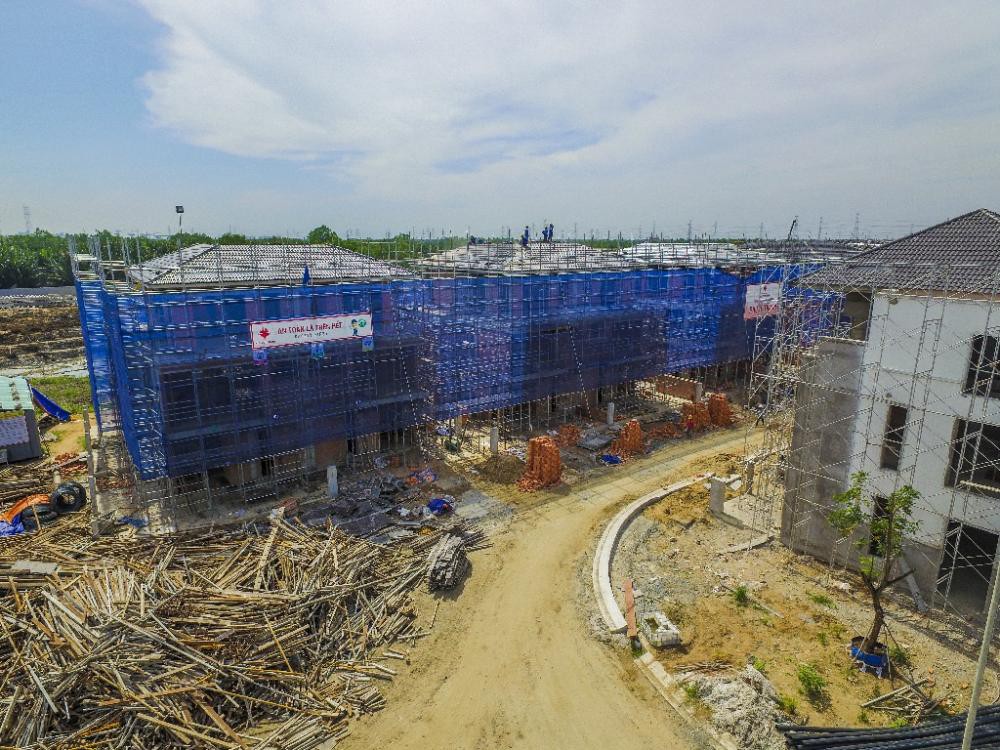 Nhiều nghịch l&yacute; tr&ecirc;n thị trường căn hộ nửa đầu năm - Ảnh 1.