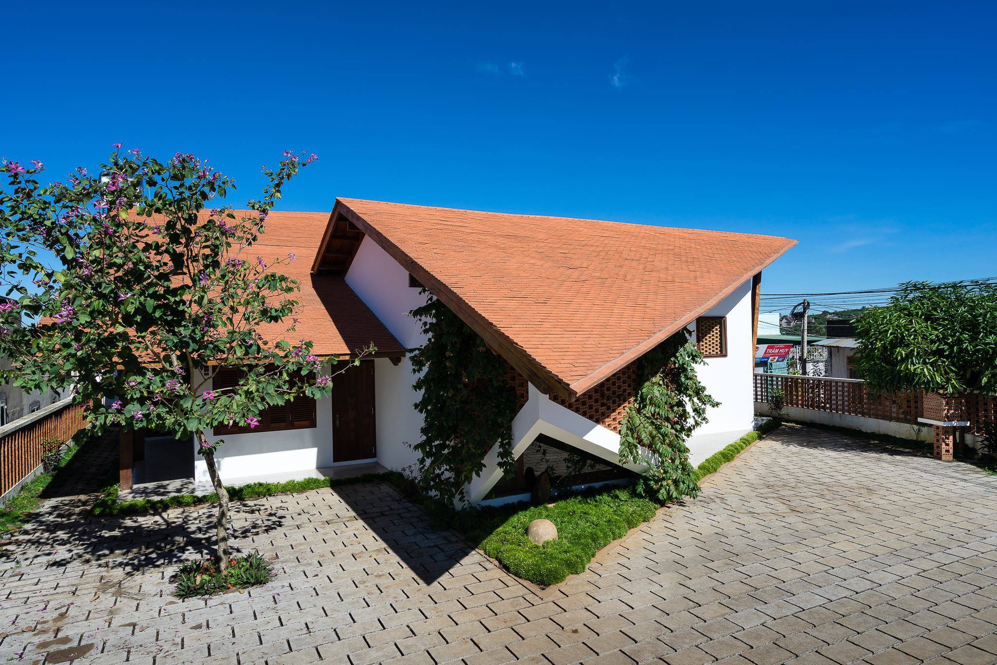 Ngôi nhà mái ngói cấp 4 đẹp như resort khiến nhiều người ước mơ - Ảnh 2.