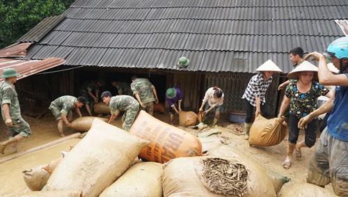 Mưa dồn lũ dập, thiệt hại nặng nề