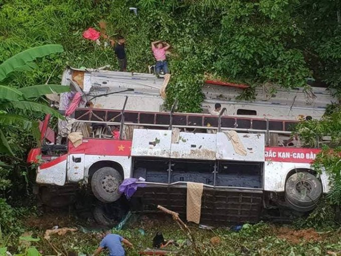Xe khách lao xuống vực, ít nhất 4 người chết, 9 người bị thương