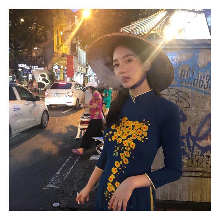 Người đẹp bị n&eacute;m đ&aacute; v&igrave; vừa mặc &aacute;o d&agrave;i vừa h&uacute;t thuốc - Ảnh 1.