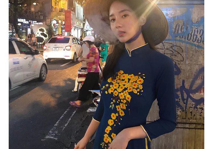 Người đẹp bị "ném đá" vì mặc áo dài hút thuốc