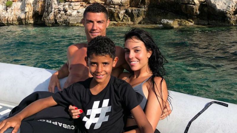 Hé lộ lí do Ronaldo boa hơn 500 triệu cho nhân viên khách sạn