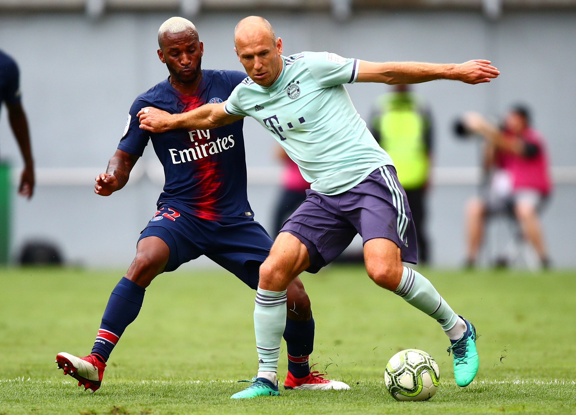 Bayern Munich thắng áp đảo PSG, Man City trắng tay trận khai mạc