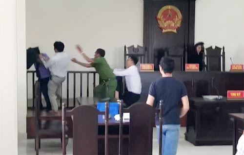 Thua kiện, "Chí Phèo" Bình Chánh đánh nhiều người tại tòa