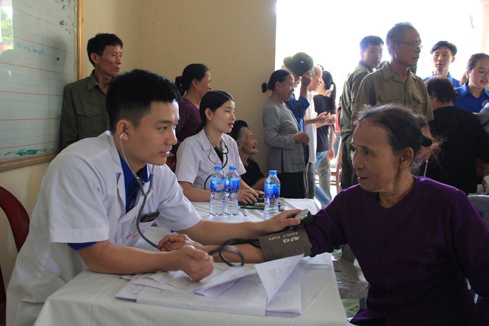 Bộ Y tế kh&aacute;m chữa bệnh, ph&aacute;t thuốc miễn ph&iacute; cho bệnh nh&acirc;n ngh&egrave;o - Ảnh 2.