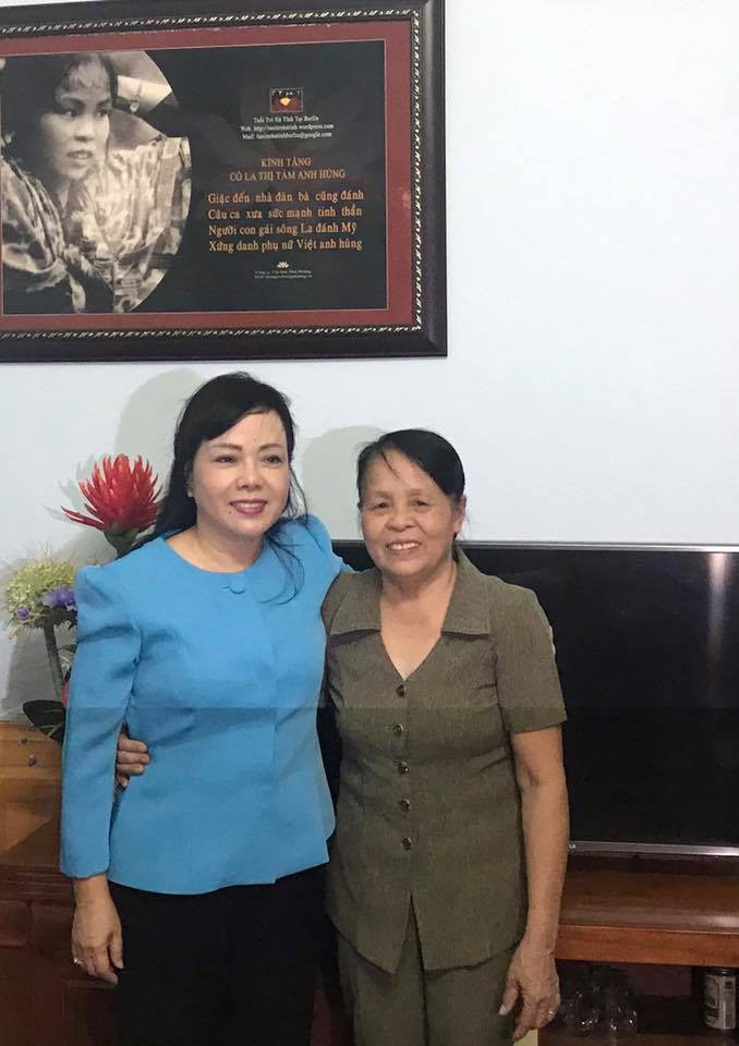 Bộ trưởng Nguyễn Thị Kim Tiến h&aacute;t live tặng anh h&ugrave;ng La Thị T&aacute;m - Ảnh 1.