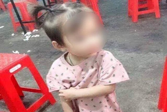 Bé gái 2 tuổi mất tích bí ẩn khi chơi trước sân nhà