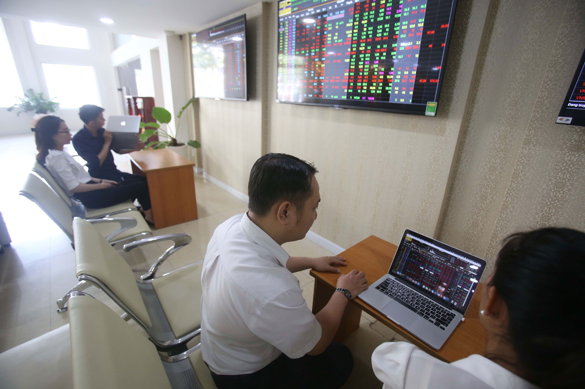 Tiền đã quay lại sàn chứng khoán