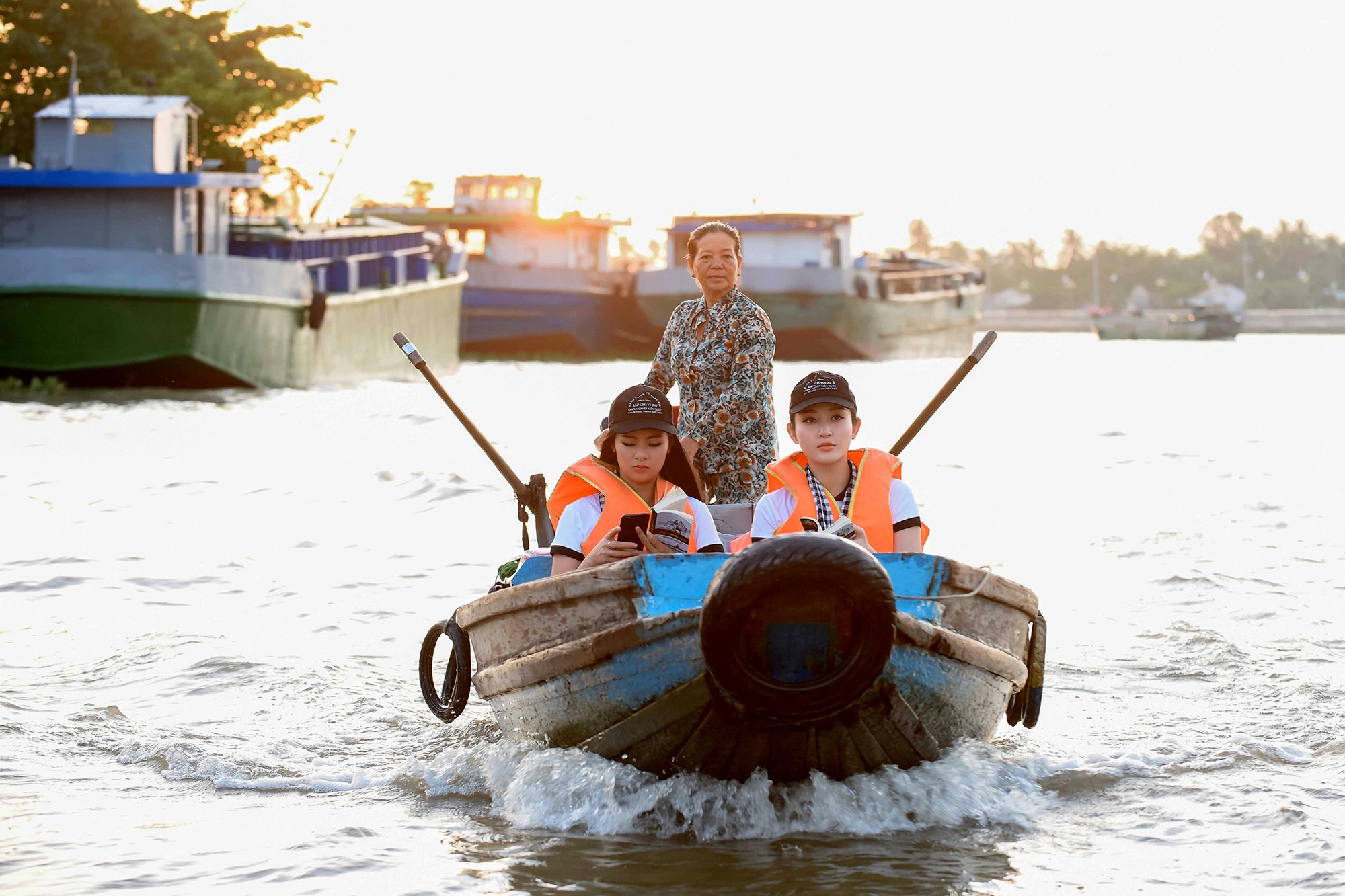 Chợ nổi C&aacute;i Răng rộn r&agrave;ng khi xuất hiện d&agrave;n người đẹp l&agrave; hoa hậu, &aacute; hậu - Ảnh 1.