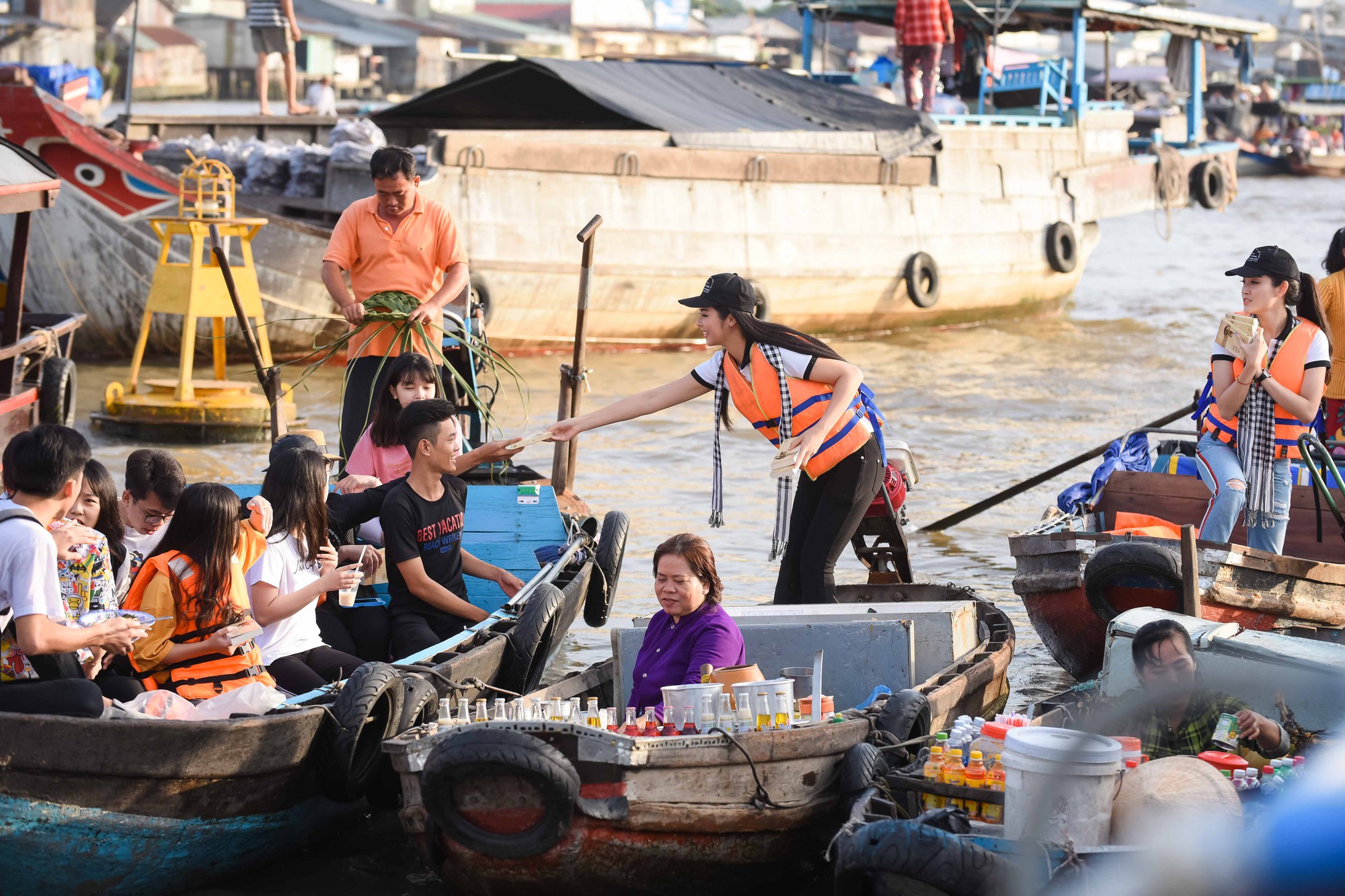 Chợ nổi C&aacute;i Răng rộn r&agrave;ng khi xuất hiện d&agrave;n người đẹp l&agrave; hoa hậu, &aacute; hậu - Ảnh 7.