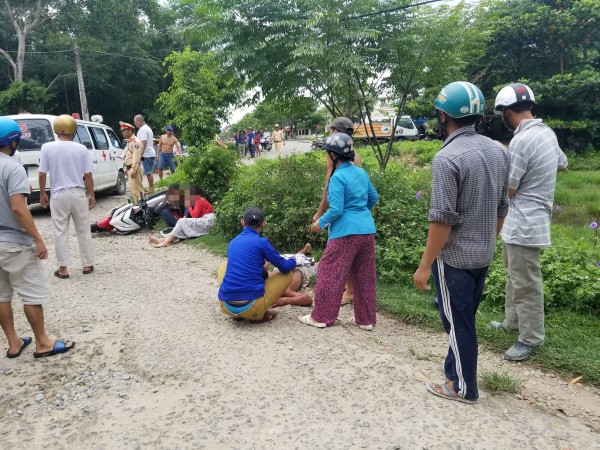 Trốn CSGT, 2 c&ocirc; g&aacute;i t&ocirc;ng người đi đường nhập viện - Ảnh 1.