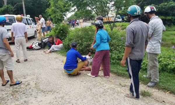 Trốn CSGT, 2 cô gái tông người đi đường nhập viện