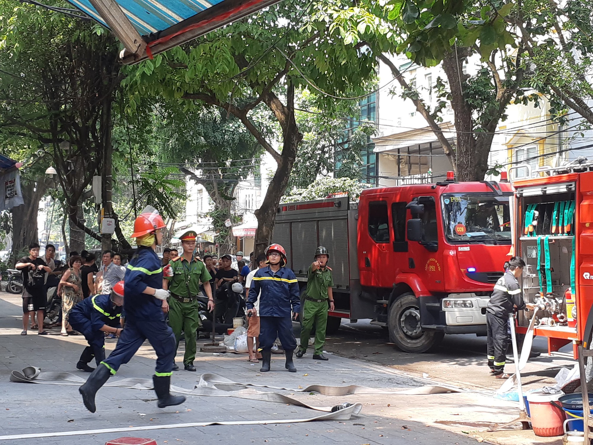 Hà Nội: Cháy lớn nhà kiểu Pháp trên phố, trẻ em lao thoát ra ngoài - Ảnh 11.