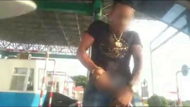 Nam thanh niên xăm trổ chửi bới, “trưng của quý” trước mặt người phụ nữ qua trạm BOT