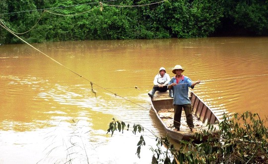 Đu dây qua sông, 2 người bị nước lũ cuốn trôi thương tâm