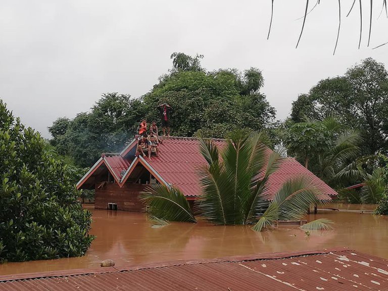 Đại thảm họa vỡ đập thủy điện ở Lào sát mé Việt Nam, cuốn hàng trăm người