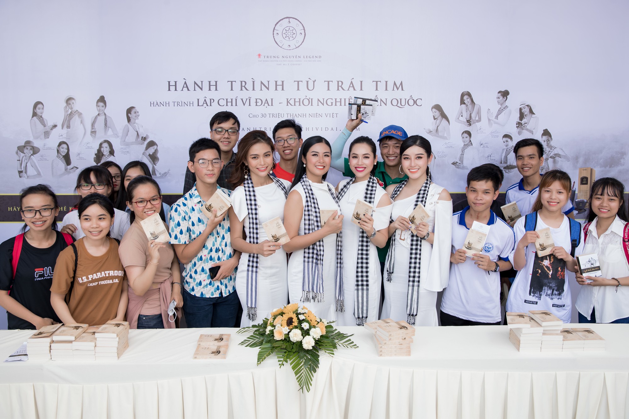Chợ nổi C&aacute;i Răng rộn r&agrave;ng khi xuất hiện d&agrave;n người đẹp l&agrave; hoa hậu, &aacute; hậu - Ảnh 11.