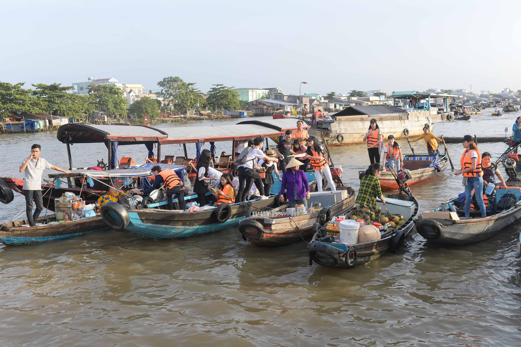 Chợ nổi C&aacute;i Răng rộn r&agrave;ng khi xuất hiện d&agrave;n người đẹp l&agrave; hoa hậu, &aacute; hậu - Ảnh 6.