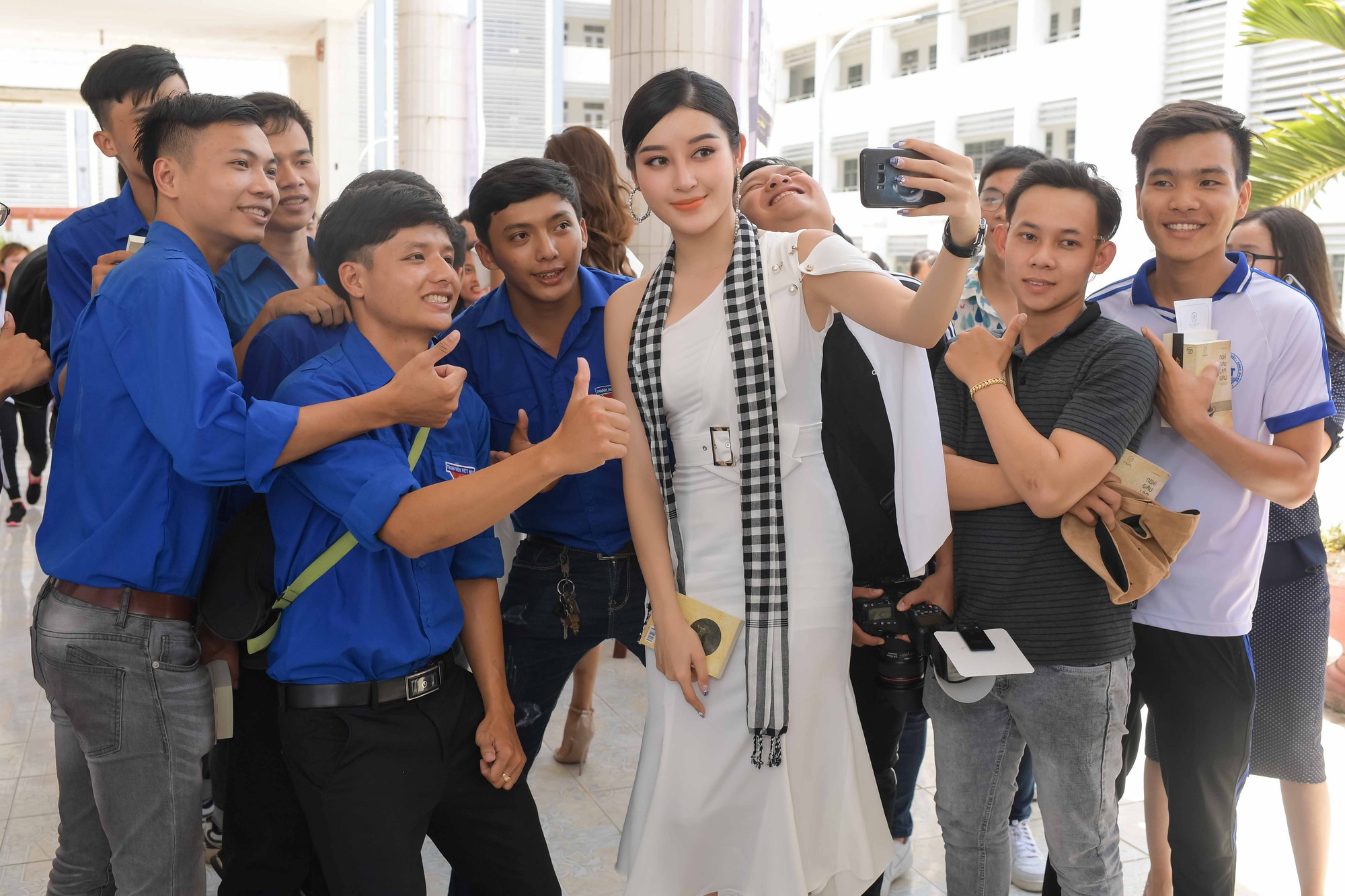 Chợ nổi C&aacute;i Răng rộn r&agrave;ng khi xuất hiện d&agrave;n người đẹp l&agrave; hoa hậu, &aacute; hậu - Ảnh 13.