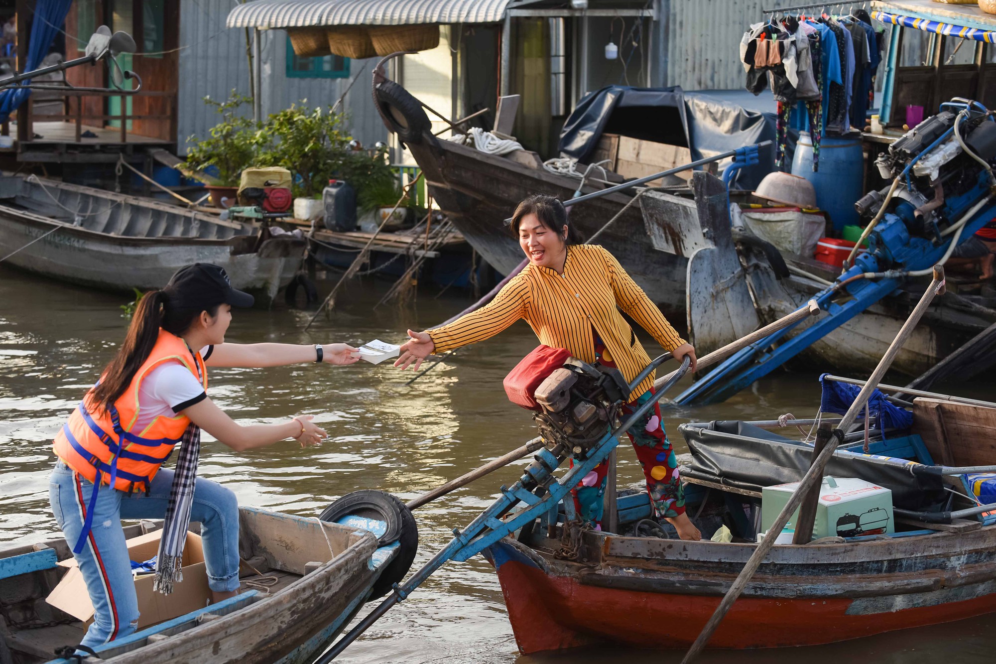 Chợ nổi C&aacute;i Răng rộn r&agrave;ng khi xuất hiện d&agrave;n người đẹp l&agrave; hoa hậu, &aacute; hậu - Ảnh 8.