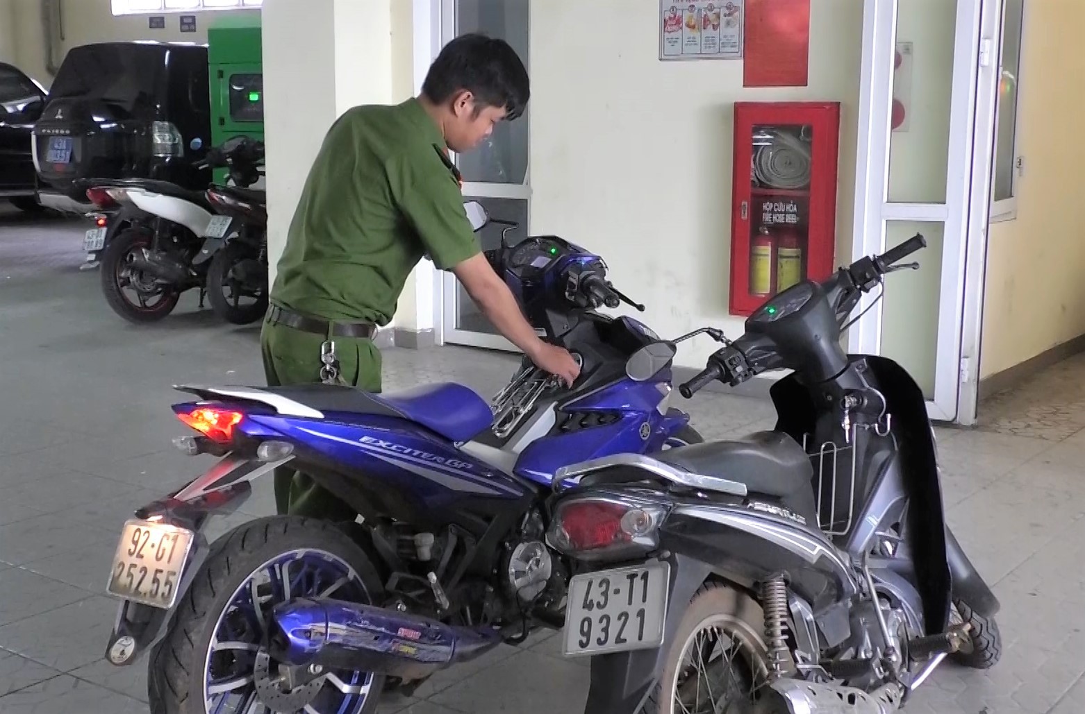 Thu&ecirc; xe m&aacute;y rồi d&agrave;n cảnh cướp t&agrave;i sản của c&aacute;c t&agrave;i xế GrabBike - Ảnh 2.