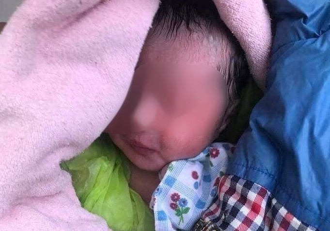 Phát hiện trẻ sơ sinh còn nguyên dây rốn ở nghĩa trang