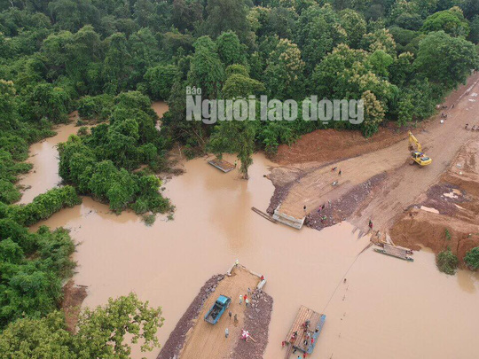Tường thuật từ nơi vỡ đập thủy điện Lào: Chỉ còn cách dùng trực thăng, ca-nô để cứu người