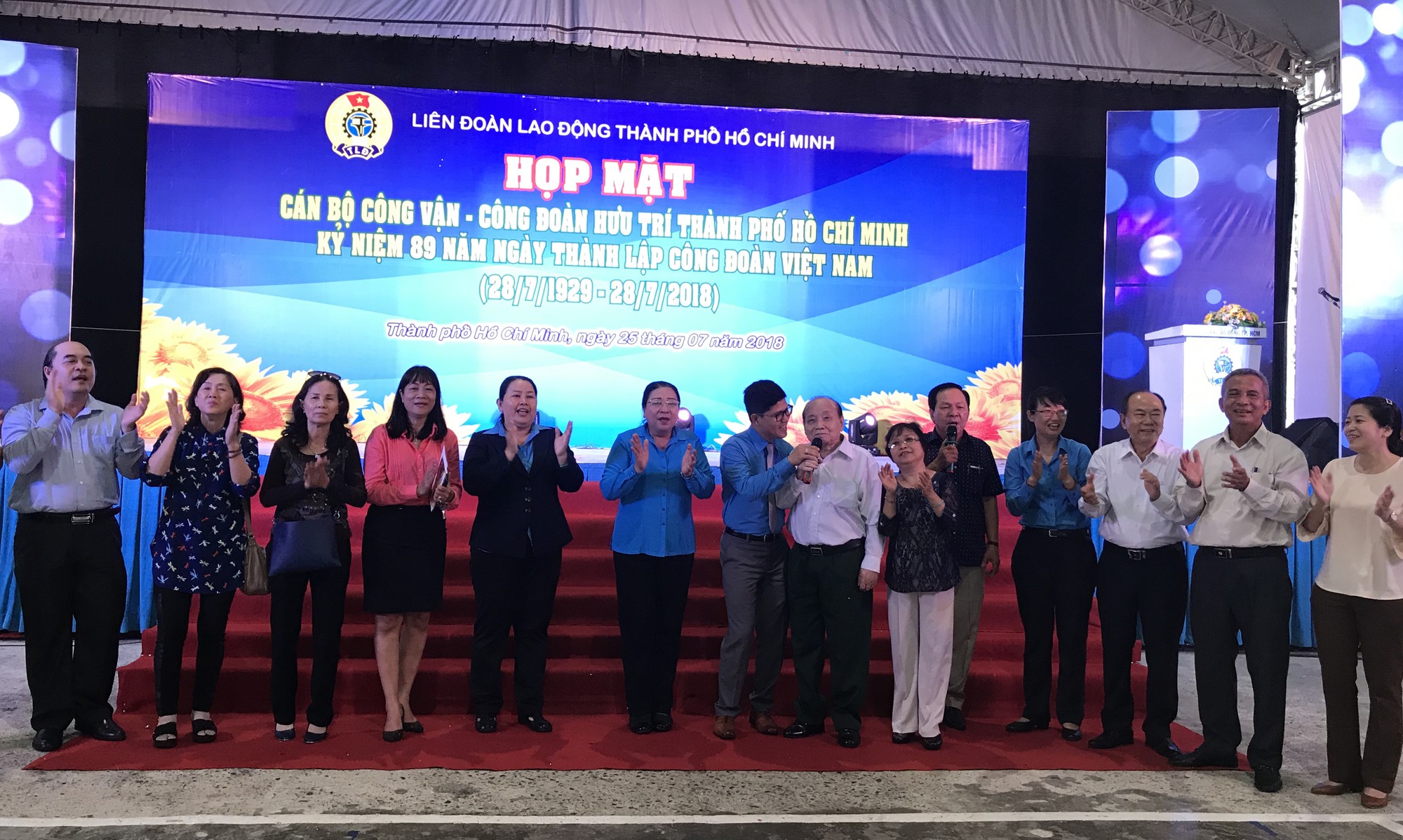 Họp mặt, trao kỷ niệm chương cho c&aacute;n bộ C&ocirc;ng đo&agrave;n - Ảnh 1.