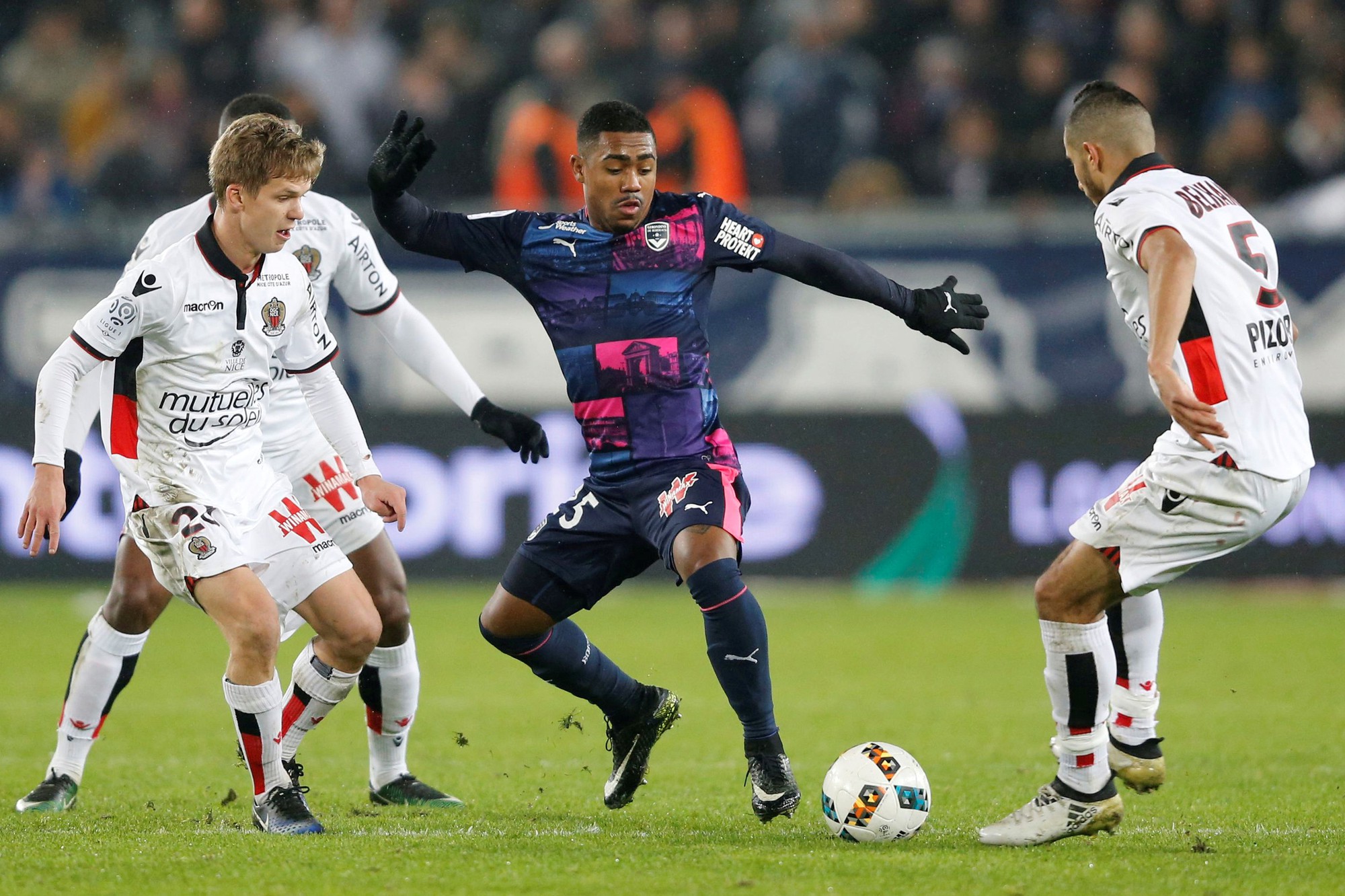 Barcelona &ldquo;nẫng tay tr&ecirc;n&rdquo; Roma, Willian &ldquo;n&iacute;n thở&rdquo; - Ảnh 2.