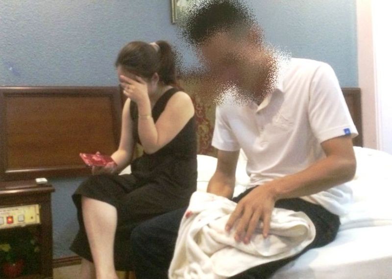 Cô giáo bị bắt quả tang "tâm sự" trong nhà nghỉ với cán bộ CSGT