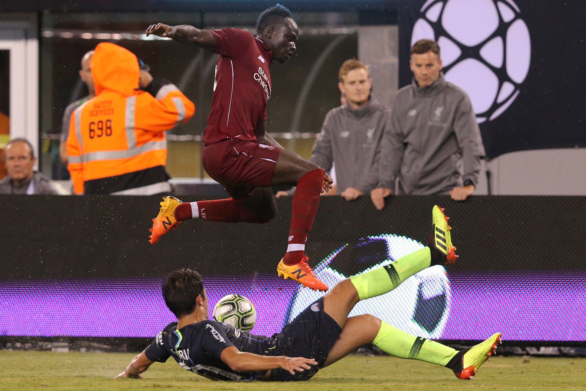 Salah v&agrave; Mane xuất sắc gi&uacute;p Liverpool ngược d&ograve;ng thắng Man City - Ảnh 1.
