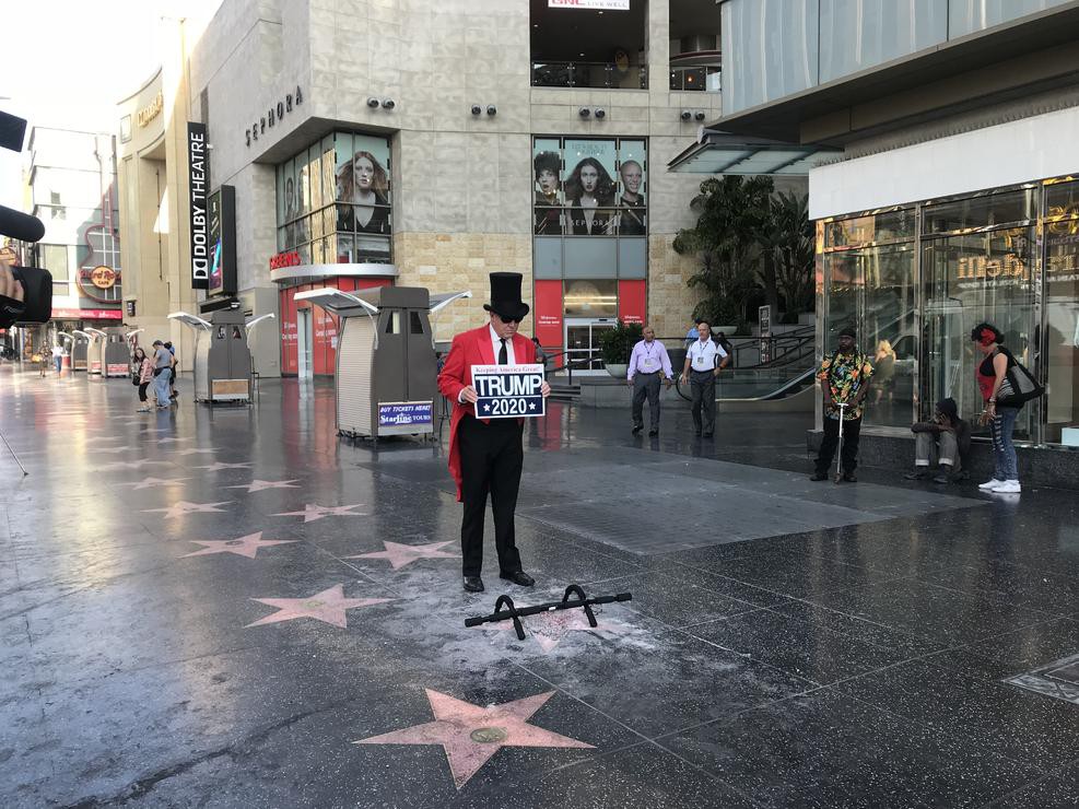 Ngôi sao của Tổng thống Donald Trump trên Đại lộ danh vọng bị đập nát - Ảnh 8.