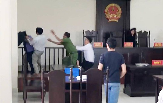 Vụ đánh kiểm sát viên tại TAND Bình Chánh: Tạm giữ  2 anh em Chí Phèo