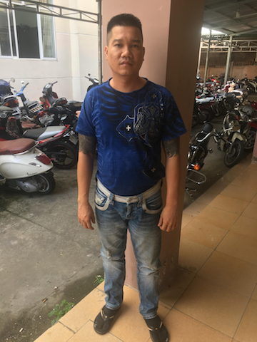 Cha con cầm dao, bình chữa cháy dọa công an khi bị niêm phong tang vật - Ảnh 3.